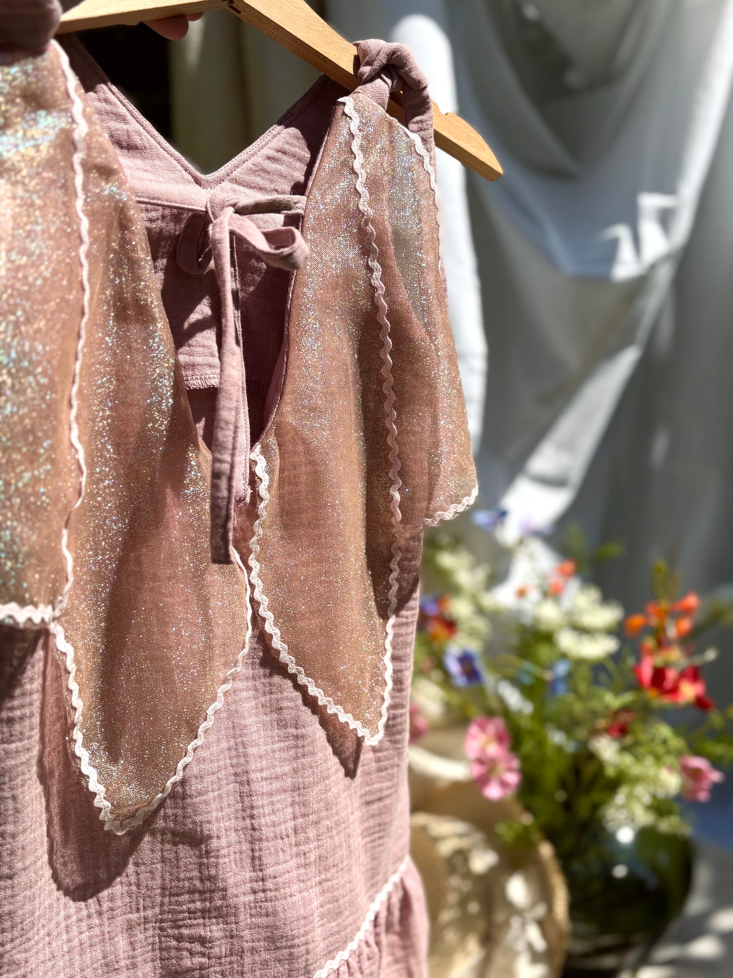 Csillámló szárnyú ruha