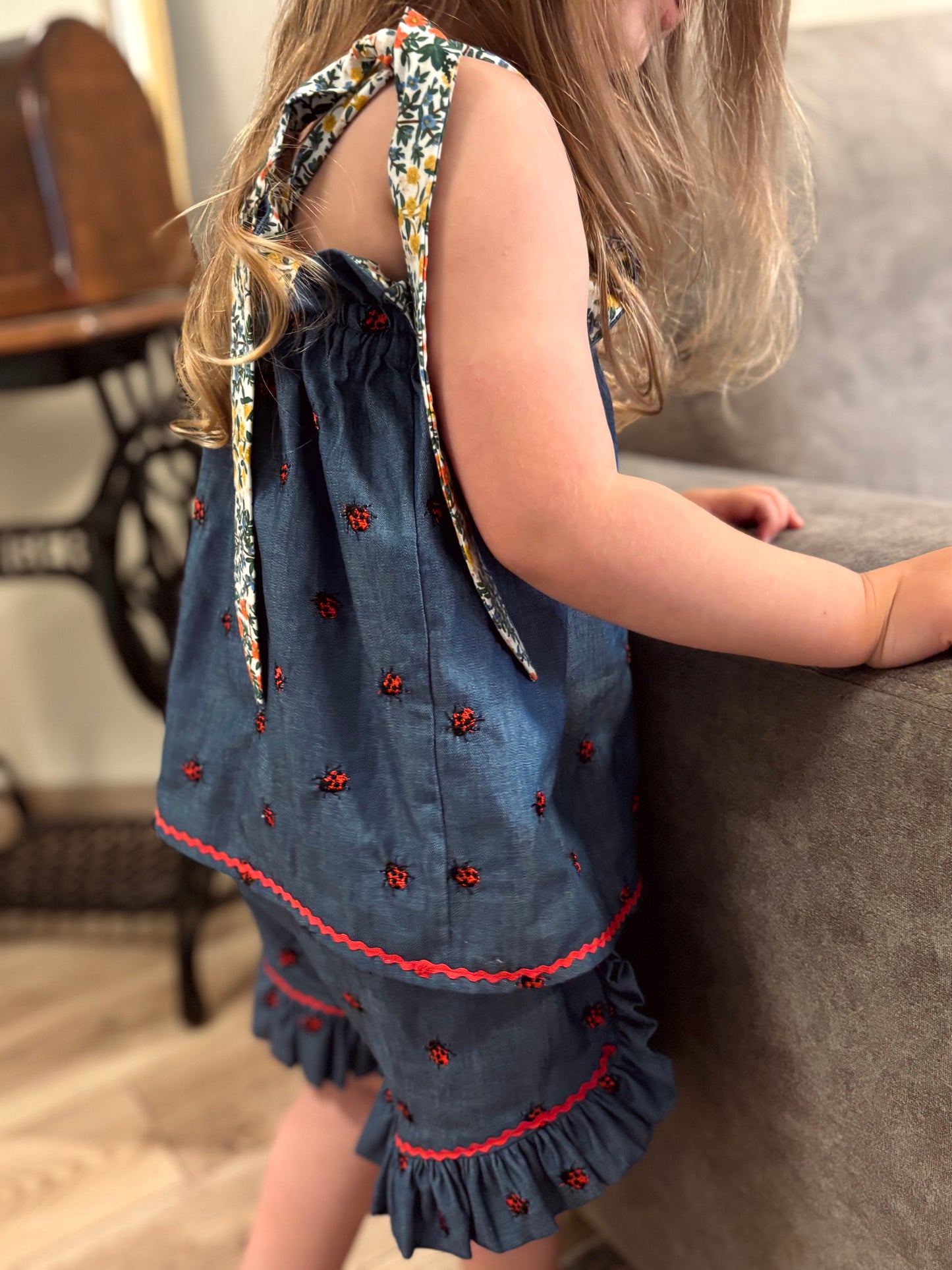 Katica fodros rövidnadrág