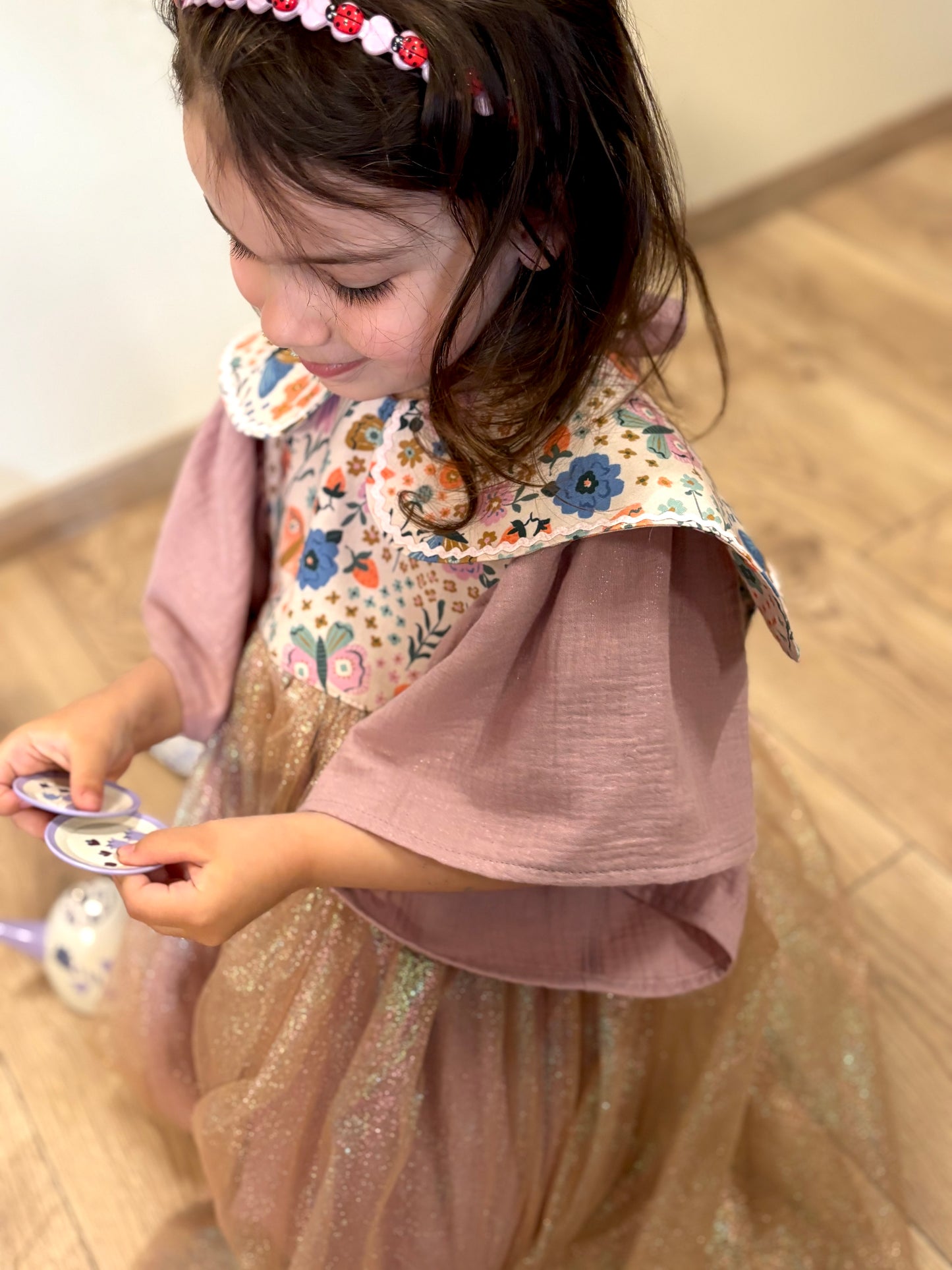 Hajpánt katica díszítéssel