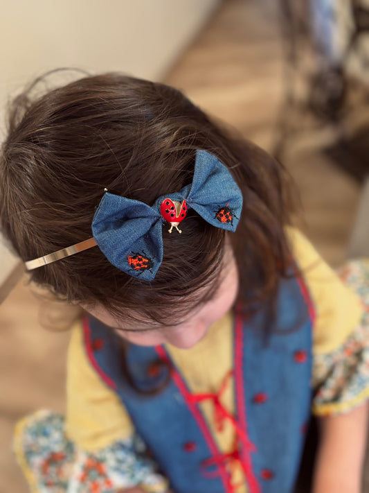 Arany hajpánt katica dísszel és masnival