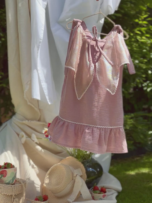 Csillámló szárnyú ruha